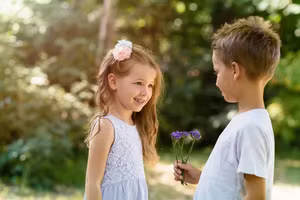 Từ 6 đến 9 tuổi, trẻ thường bắt đầu có cảm tình với người khác.