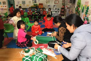 Giáo dục truyền thống cho trẻ tại Trường Mầm non Hải Tân, huyện Hải Hậu, tỉnh Nam Định. Ảnh: TG