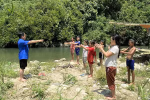 Đoàn viên xã Bản Lang, huyện Phong Thổ dạy bơi cho trẻ em trong dịp nghỉ hè.