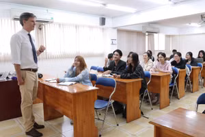 Sinh viên chương trình chất lượng cao trong một lớp học tăng cường tiếng Anh của Trường ĐH Ngân hàng. Ảnh: HUB