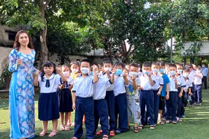 Học sinh lớp 1, Trường Tiểu học Lê Văn Việt, TP Thủ Đức, TPHCM trong ngày tựu trường năm học 2022 - 2023.