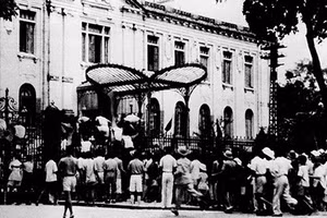 Tự vệ và nhân dân Hà Nội trong ngày Tổng khởi nghĩa, ngày 19/8/1945. Ảnh tư liệu BTLSQVN