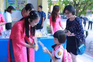 Cô Bích Trâm tặng quà cho trẻ trong ngày tựu trường.