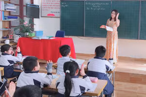 Cô Linh trong giờ dạy tại Trường Tiểu học Nguyễn Văn Trỗi. 