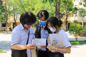 Thí sinh Thừa Thiên - Huế thảo luận về đề thi tốt nghiệp THPT năm 2023. Ảnh: Hoàng Hải