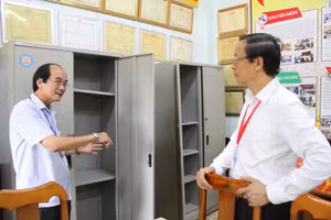 Thứ trưởng Phạm Ngọc Thưởng (bên phải) kiểm tra công tác chuẩn bị cơ sở vật chất tại điểm thi THPT Hồ Thị Kỷ, TP Cà Mau. Ảnh: Quốc Ngữ