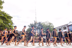 Học sinh trong bộ trang phục truyền thống biểu diễn cồng chiêng và múa xoang.