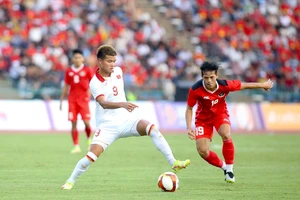 U22 Việt Nam (áo trắng) thua U22 Indonesia ở bán kết SEA Games 32. Ảnh: INT.