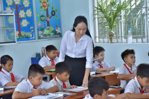 Cô và trò Trường Tiểu học Bình Phú (huyện Tân Hồng, tỉnh Đồng Tháp) trong giờ học tiếng Anh.