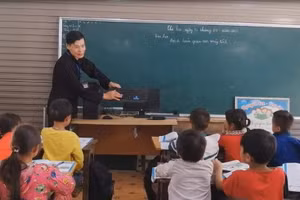 Thầy Cao Duy Chương - Hiệu trưởng Trường Phổ thông Dân tộc Bán trú Tiểu học Sủng Máng (Mèo Vạc, tỉnh Hà Giang) đứng lớp dạy Tin học cho học sinh lớp 3. Ảnh: NVCC