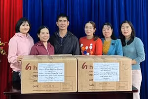 Trường Tiểu học Nguyễn Trãi (Điện Bàn, Quảng Nam) tiếp nhận 4 máy tính do một nhà hảo tâm tặng thông qua kết nối của Phòng GD&ĐT thị xã Điện Bàn. Ảnh: NTCC