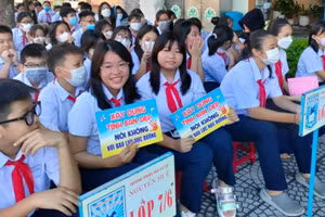 Học sinh Trường THCS Nguyễn Huệ tham gia diễn đàn Xây dựng tình bạn đẹp - Nói không với bạo lực học đường. 