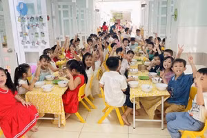 Trẻ Trường Mầm non Phú Mỹ (Quận 7, TPHCM) trong giờ ăn bán trú. Ảnh: Hồ Phúc