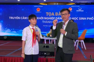 Ông Phạm Anh Tuấn - Tổng Giám đốc Trường Phổ thông liên cấp Phenikaa trao đổi cùng học sinh Hà Nội về vấn đề khởi nghiệp. Ảnh: Ngô Chuyên