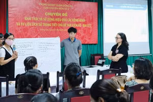 Giáo viên Trường THCS Bế Văn Đàn trong tập huấn chuyên đề Cụm chuyên môn số 2 (Đống Đa, Hà Nội) về khai thác, sử dụng hiệu quả kênh hình và tư liệu lịch sử trong tiết chủ đề SGK Lịch sử - Địa lí 7. Ảnh: NVCC