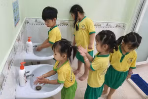 Trẻ Trường Mầm non Ngôi Sao Sáng rửa tay trước bữa ăn.