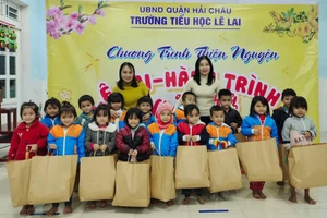 Hội đồng sư phạm Trường Tiểu học Lê Lai (quận Hải Châu, TP Đà Nẵng) tặng quà Tết 2023 cho học sinh vùng cao huyện Nam Trà My (Quảng Nam).