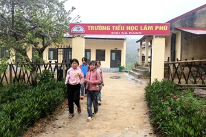 Học sinh ở bản Nà Đang, xã Lâm Phú, huyện Lang Chánh (Thanh Hóa) sau giờ tan trường.