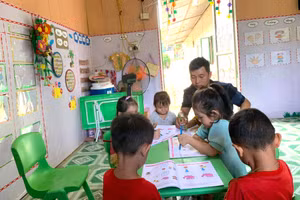 Thầy Quân tận tụy trong từng tiết dạy. Ảnh: ĐQ