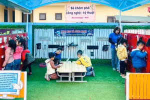 Giáo viên hướng dẫn trẻ khám phá công nghệ tại Trường Mầm non Tuổi Ngọc, TP Vinh (Nghệ An).