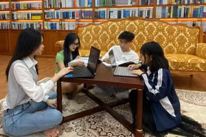 Sinh viên Trường Đại học Kinh tế Quốc dân Hà Nội học tại thư viện. Ảnh: Đức Duy