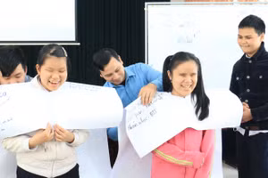 Học sinh khiếm thị Trung tâm Hỗ trợ phát triển giáo dục hòa nhập Đà Nẵng tham gia buổi tập huấn an toàn trên không gian mạng. Ảnh: Viện ACDC 