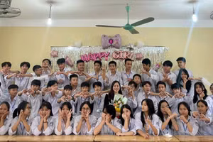 Cô Lê Thị Tâm – giáo viên môn Tiếng Anh, Trường THPT Hương Khê (huyện Hương Khê, tỉnh Hà Tĩnh) cùng học trò. Ảnh: NVCC