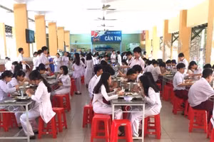 Học sinh Trường THPT Đào Sơn Tây ăn trưa tại bếp ăn của trường.