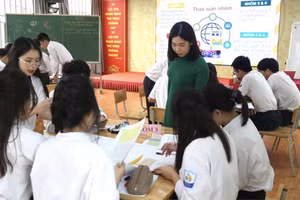 Cô giáo Phạm Thị Thanh Huyền, Trường THPT Hoàng Cầu trong giờ lên lớp. Ảnh: NVCC