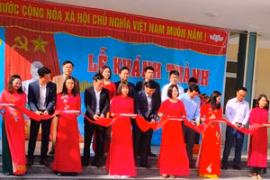 Lãnh đạo huyện Mường Lát cắt băng khánh thành công trình Trường Tiểu học Tén Tằn sáng 7/2. Ảnh: Kim Mậu