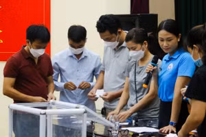 Phụ huynh tham gia bốc thăm giành suất cho trẻ vào học tại Trường Mầm non Hoàng Liệt. Ảnh: Nguyễn Hưởng