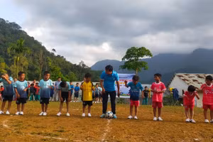 Học sinh Trường Phổ thông Dân tộc Bán trú Tiểu học Trà Dơn (Nam Trà My, Quảng Nam) tham dự giải Hội khỏe Phù Đổng cấp trường. Ảnh: NTCC