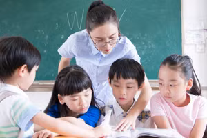 Các trường cần quan tâm hơn nữa để giúp học sinh được thực sự “nhúng” vào môi trường ngoại ngữ. Ảnh: INT