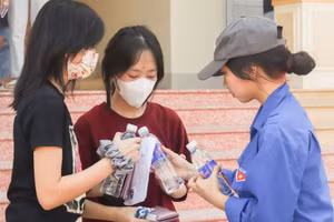 Thí sinh dự thi vào 10 tại Trường PTDTNT THPT huyện Điện Biên Đông.