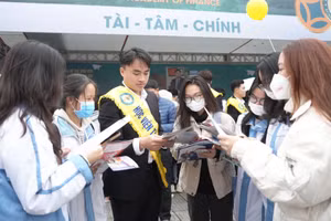 Thí sinh tìm hiểu về Học viện Tài chính tại Ngày hội tư vấn, tuyển sinh hướng nghiệp năm 2023.