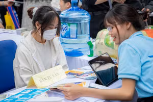 Cán bộ, giảng viên của Học viện Phụ nữ Việt Nam tư vấn tuyển sinh cho thí sinh. Ảnh: INT