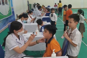 Trường Tiểu học Đoàn Kết tổ chức khám sức khỏe định kỳ cho học sinh. Ảnh: NTCC