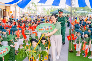 Các bé Trường Mầm non Ngọc Lan tham gia hoạt động trong hội thao Bé đi giữa cờ hoa.