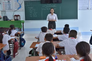 Giờ học tiếng Anh của học sinh Trường Tiểu học Bình Phú (Tân Hồng, Đồng Tháp). Ảnh: Phước Thành