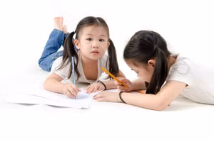 Cha mẹ cần biến những hoạt động mang tính bổn phận thành trò chơi. Ảnh minh họa.