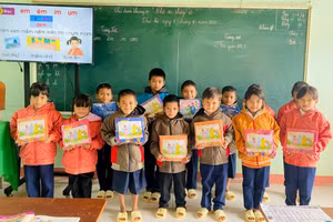 Học sinh điểm trường Tu Gia, Trường Phổ thông Dân tộc Bán trú Tiểu học Trà Tập, Nam Trà My) được tặng dép, áo ấm, áo mưa chuẩn bị cho những ngày đông rét mướt. 