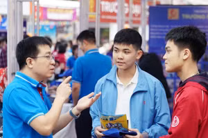 Thí sinh được cán bộ, giảng viên Trường ĐH Công nghiệp Hà Nội tư vấn, giới thiệu về các ngành đào tạo. Ảnh: NTCC