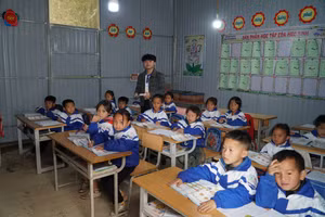 Giờ học của thầy trò Trường Phổ thông DTBT Tiểu học Mường Lống 2, huyện Kỳ Sơn, Nghệ An.