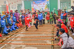 Học sinh điểm bản Nậm Ty, Trường Tiểu học Hua Thanh (huyện Điện Biên) tham gia nhảy sạp. Ảnh: NTCC