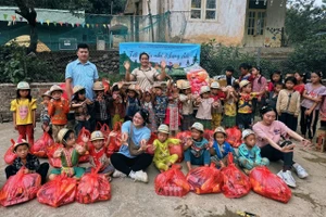 Những đứa trẻ ở Háng Sua tham gia chương trình “Tết Thiếu nhi ở lưng đồi”.