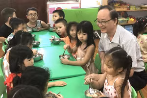 Ông Đặng Tự Ân tham gia đoàn khảo sát giáo dục và thăm Trường Mầm non Hoa Hồng (Móng Cái, tỉnh Quảng Ninh).