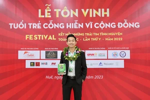 Ngô Đức Thìn vinh dự nhận danh hiệu “Tuổi trẻ cống hiến vì cộng đồng”.