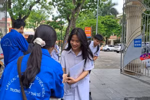 Thí sinh dự thi tại điểm thi Trường THPT Lý Thái Tổ (TP Từ Sơn, tỉnh Bắc Ninh).