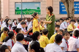 Đại úy Đặng Nữ Hoàng Hạnh trao đổi, chia sẻ với học sinh Trường THCS Hồng Sơn (TP Vinh). 