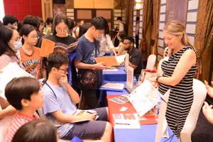 Nhiều phụ huynh chủ động tham gia các hoạt động tư vấn hướng nghiệp, du học cùng con để đưa ra lựa chọn tốt nhất.